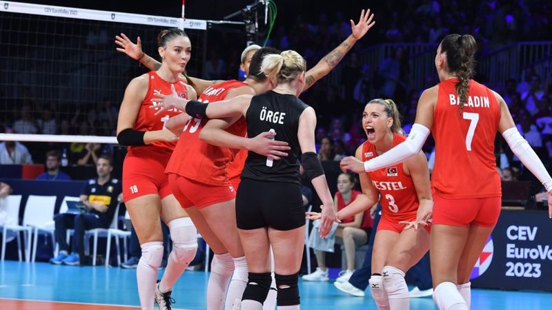 Aynı takımda olmalarına rağmen voleybolcuların farklı renkte forma giymelerinin sebebi bakın neymiş…