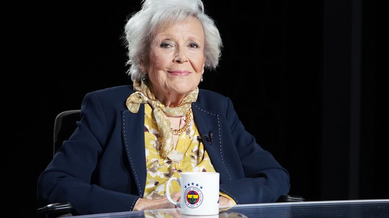 Fenerbahçe marşına hayat veren Nesrin Sipahi kimdir