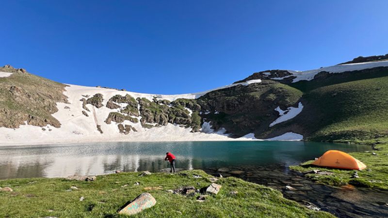 Şırnak ve Van sınırındaki Çalyan Gölü, doğaseverlerin kamp yeri oldu