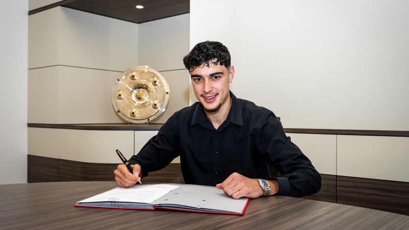 Bayern Münih, Aleksandar Pavlovic'in sözleşmesini yeniledi