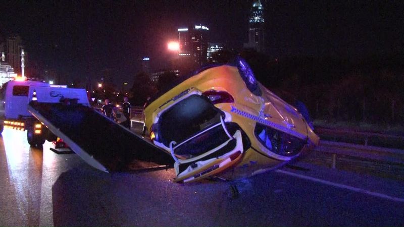 İstanbul'da yolcu taşıyan ticari taksi takla attı: 1 yaralı