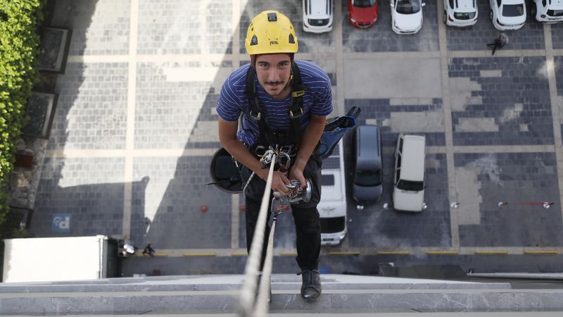 Antalya'da 5 genç halat ve karabinanın ucunda mesai veriyor