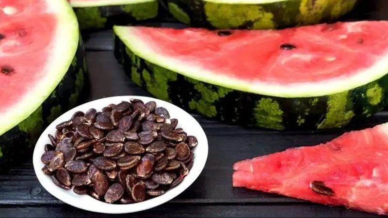 Herkes ayıklıyordu! Meğer 1 avuç kavun ve karpuz çekirdeği bakın nelere iyi geliyormuş…