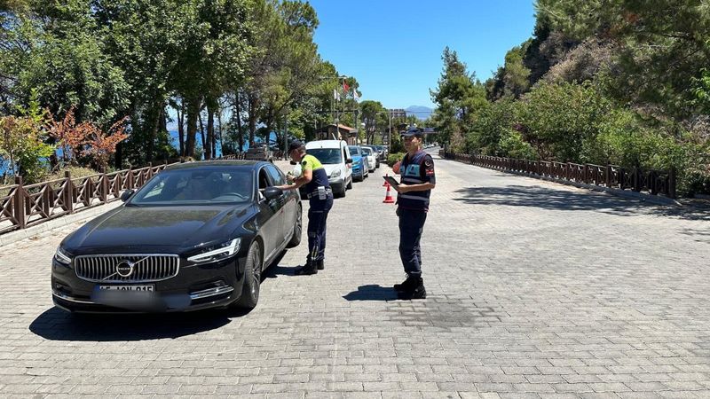 Aydın'da trafik denetimlerinde 142 araç trafikten menedildi
