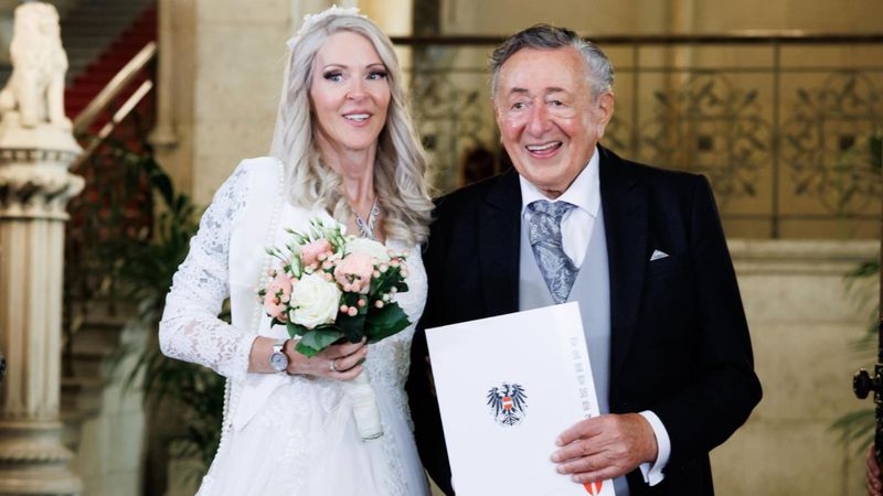 Ünlü milyarder kendisinden 49 yaş küçük sevgilisiyle evlendi: Düğün gecesi hastaneye kaldırıldı