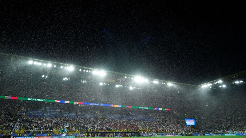 Almanya-Danimarka maçı yoğun yağış nedeniyle durduruldu