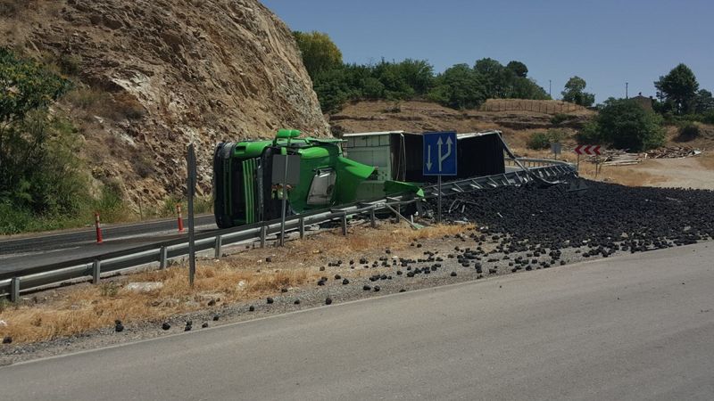 Elazığ'da virajı alamayan kömür yüklü kamyon devrildi: 1 yaralı