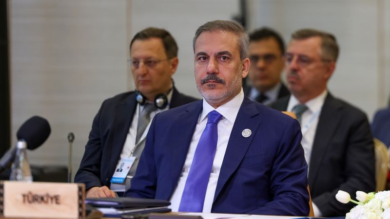 Hakan Fidan, İngiliz mevkidaşını tebrik etti