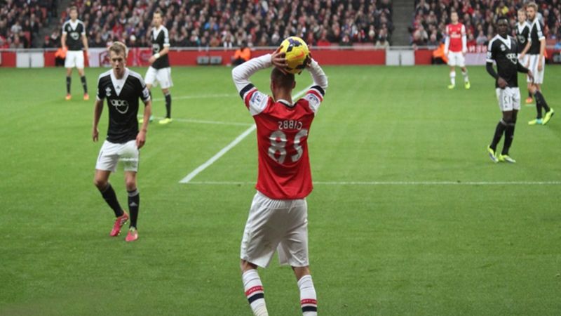 Futbolda taç atışının sırrı: Bakın neden elle kullanılıyormuş