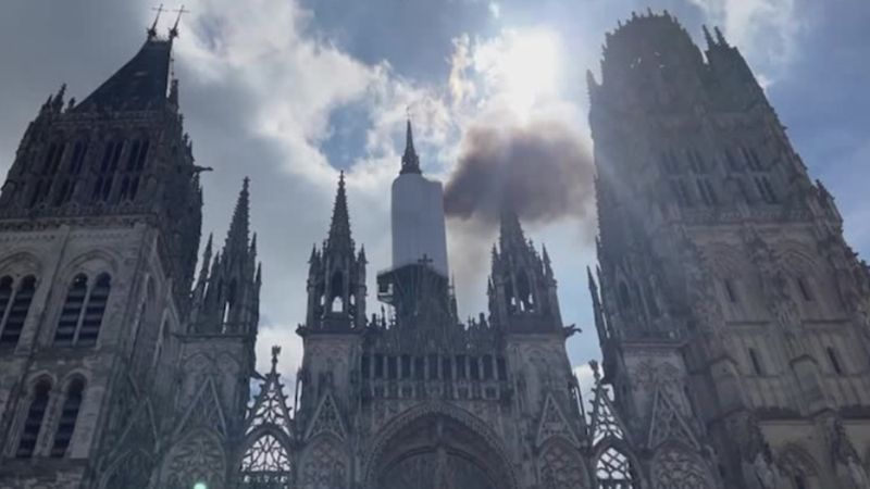 Fransa'da tarihi Rouen Katedrali'nde yangın çıktı