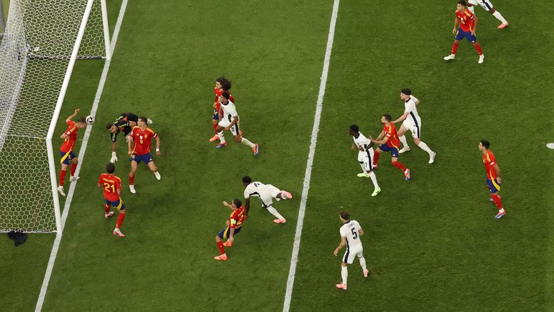 Dani Olmo'nun çizgide müdahalesi İspanya'ya kupayı getirdi