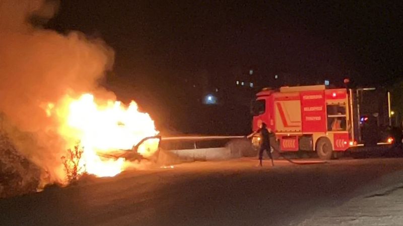 Hakkari'de ticari araç alev alev yandı