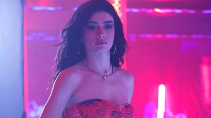 İnci Taneleri'nin 'Dilber'i Hazar Ergüçlü leopar bikinisiyle poz verdi