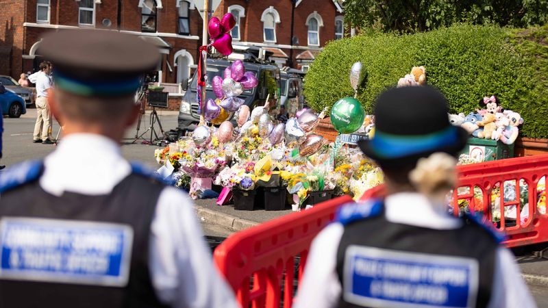 İngiltere’de bıçaklı saldırı protestolarında 53 polis yaralandı