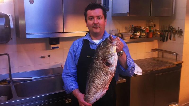 Ünlü İtalyan şefin şaşkına çeviren ölümü: Annesinin mezarına çiçek bırakırken arı soktu