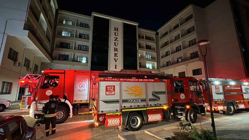 Kocaeli'de yangın çıkan huzurevinde kalanlar tahliye edildi