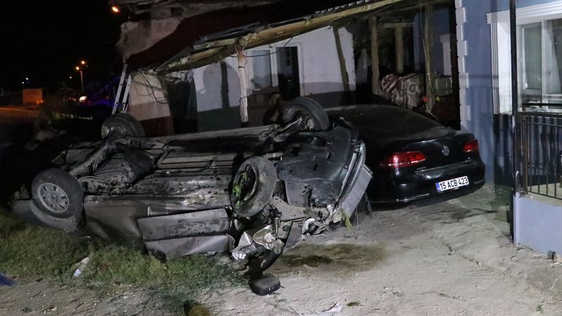 Burdur'da evin bahçesine devrilen araçtan çatıya uçan bir kişi öldü