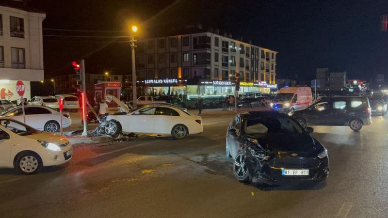 Düzce'de ışıklı kavşakta otomobiller çarpıştı: 4 yaralı