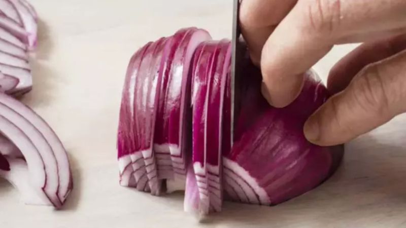 Soğanın acısını almak için bakın ne yapmak gerekiyormuş
