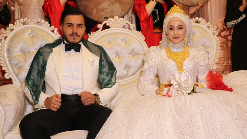 Van'da aşiret düğününde geline 3 kilo altın, damada 12 milyon TL takıldı