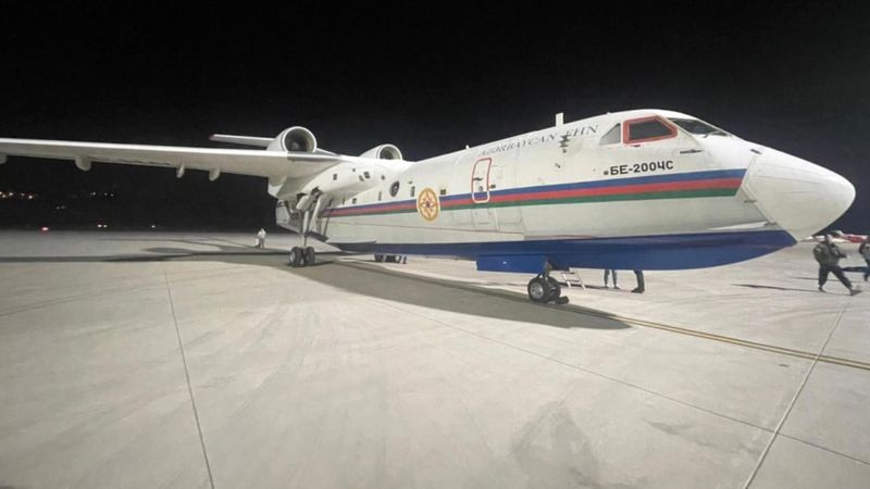 Azerbaycan'ın amfibi uçağı yangınla mücadele için İzmir'de