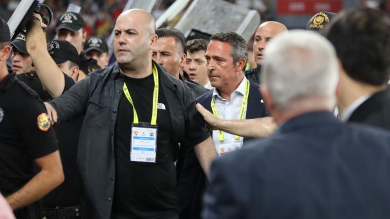 Sertaç Komsuoğlu'ndan Ali Koç'a saldırı tepkisi: Sadece korkaklar arkadan saldırabilirdi