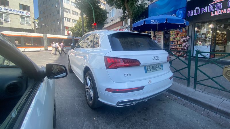 Eskişehir'de yola park edilen araçlar trafiği tek şeride düşürdü