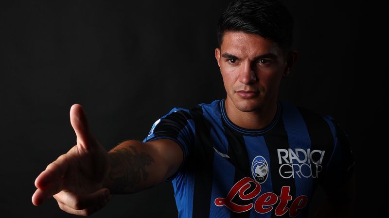 Atalanta'nın yeni transferi Raoul Bellanova'dan Yusuf Dikeç pozu