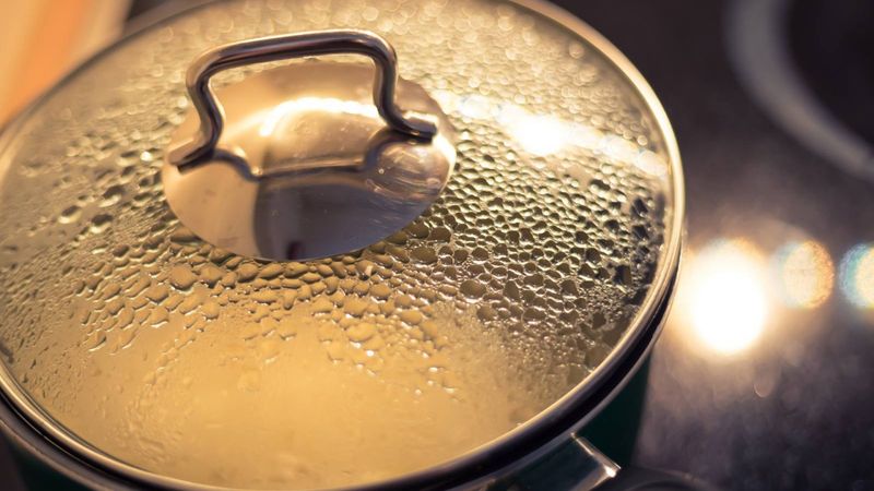 Sıkışan tencere kapağı nasıl açılır? Meğer çok basitmiş...