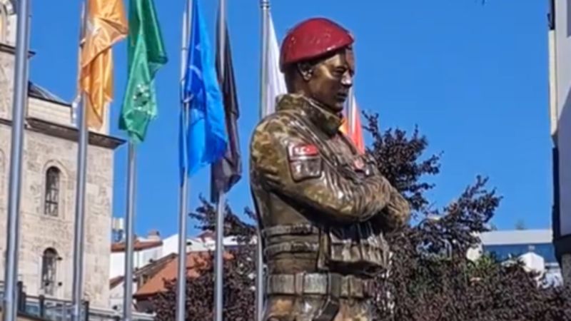 CHP'li Tanju Özcan Bolu'ya bordo bereli heykeli diktirdi