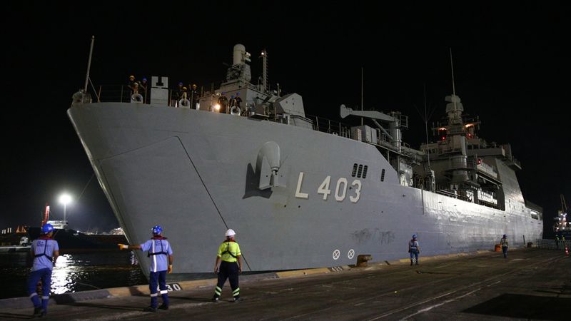 Lübnan'dan gelen yolcuların tahliyesi tamamlandı: TCG Sancaktar da Mersin'e ulaştı