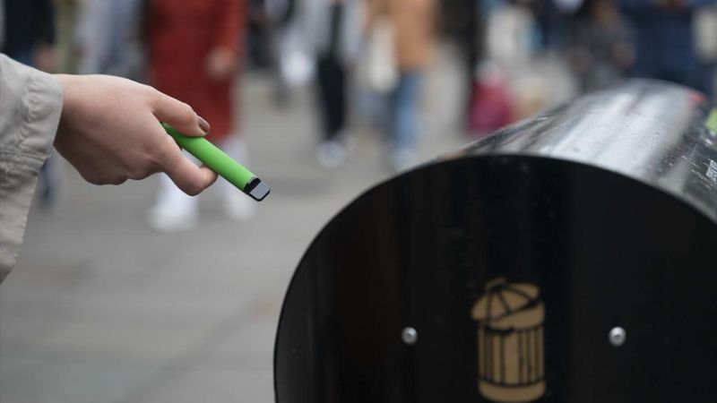İngiltere'den 'tek kullanımlık elektronik sigara' kararı: Satışını yasaklıyor