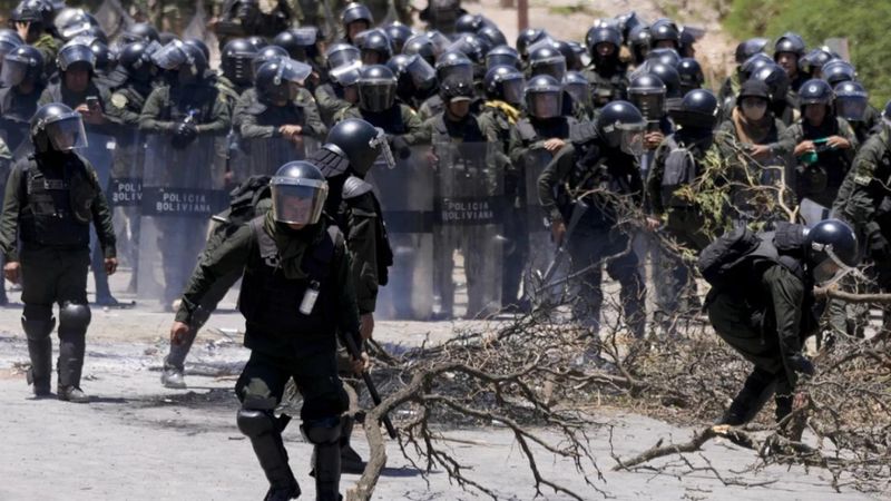 Bolivya'da kışlaya saldırı: 200'ü aşkın asker rehin alındı