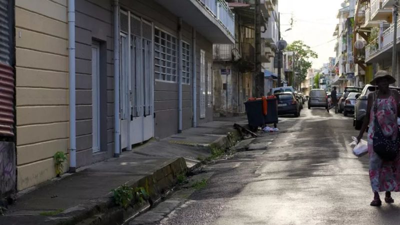 Fransa'da çocuklarını vahşice öldürüp çıplak şekilde sokağa çıktı: Dans edip şarkı söyledi