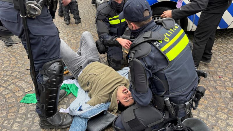 Hollanda'da Filistin destekçilerine sert polis müdahalesi