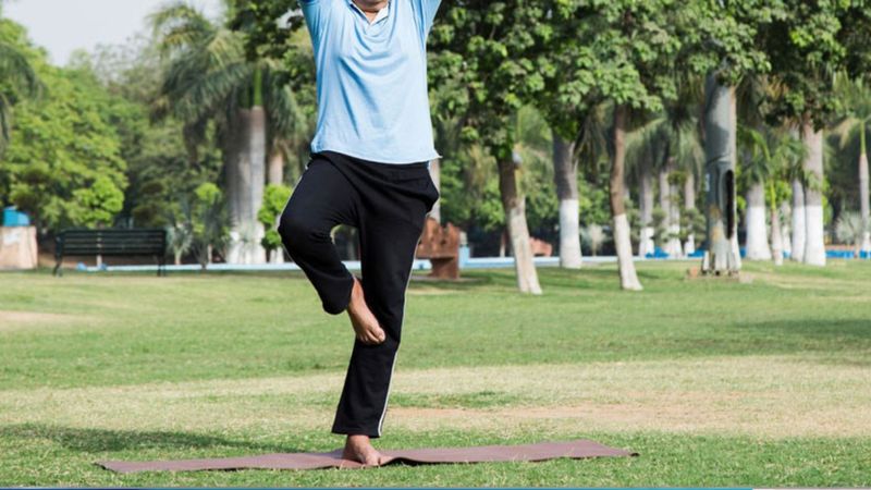 Tek ayak üzerinde durma testi! Tek ayak denge testi nasıl yapılır?