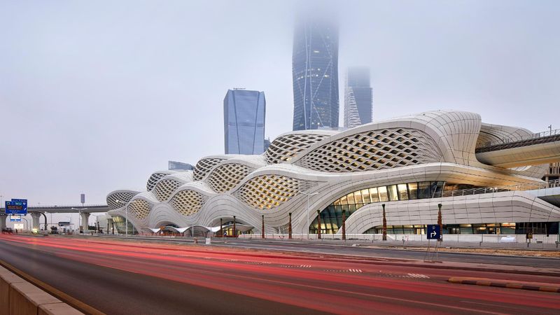 Suudi Arabistan dünyanın en uzun sürücüsüz ulaşım sistemini açtı