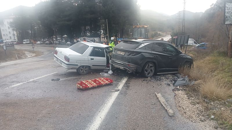 Kahramanmaraş'ta otomobiller kafa kafaya çarpıştı