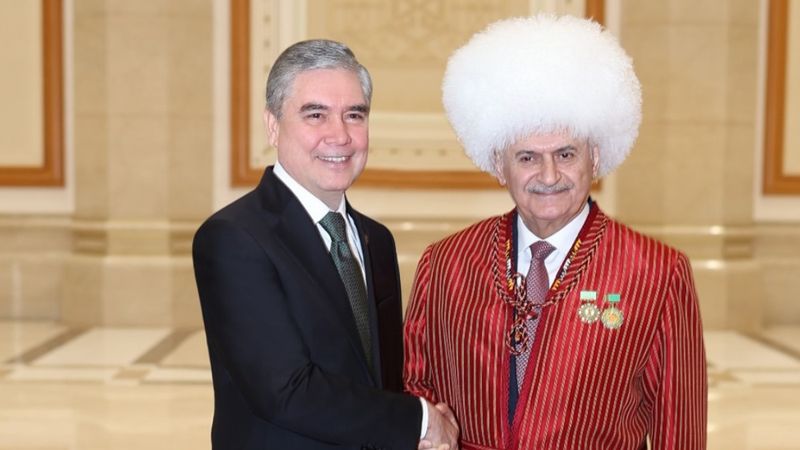 Binali Yıldırım’a Türkmenistan’da onur madalyası ve fahri Aksakal ünvanı verildi