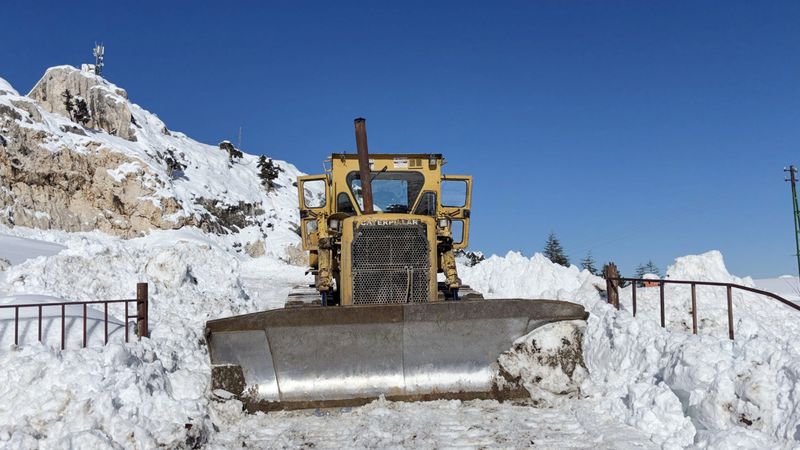 Antalya'da gözlemevinde mahsur kalan 2 personel için dozer gönderildi