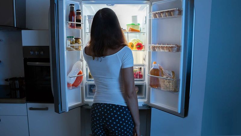 Gece yemek yiyenler dikkat! Gece yemek yemenin zararları bakın neymiş...