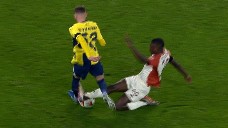 Fenerbahçe'nin kırmızı kart beklediği pozisyon