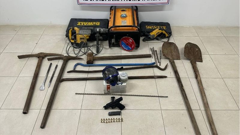 Eskişehir'de kaçak kazı yapan 12 zanlı suçüstü yakalandı