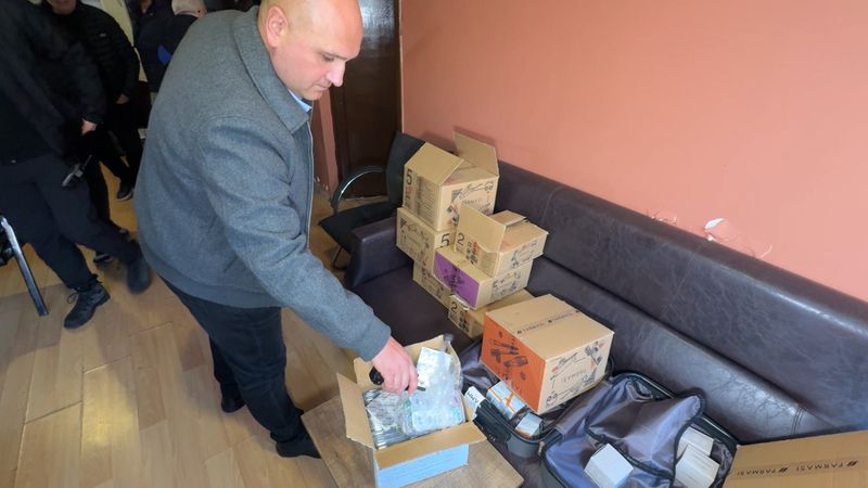 İstanbul'da ruhsatsız kargo bürosu sahte ürünlerle dolu çıktı