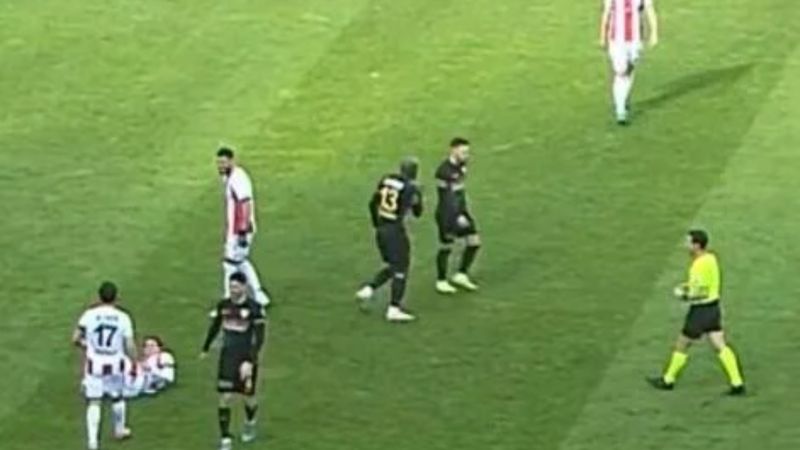 Süper Lig'de ilginç kırmızı kart: Bahoken, takım arkadaşına fiziki müdahalede bulundu