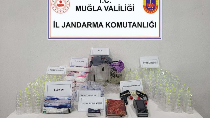 Muğla'da sahte doktor sülükleriyle beraber yakalandı