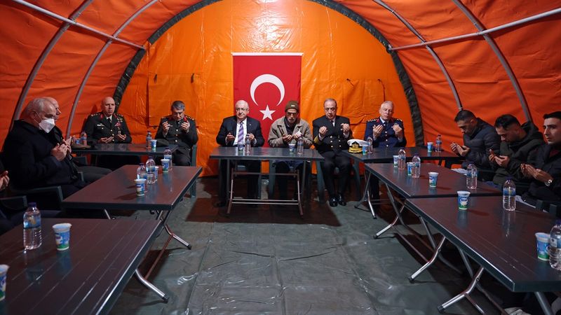 Bakan Güler, Şehit Astsubay Akıncı'nın baba evini ziyaret etti