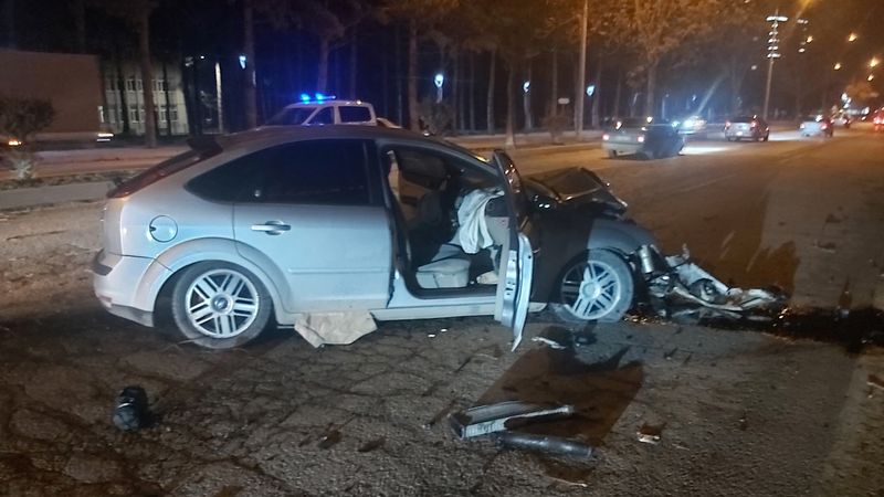 Ankara'da otomobil refüje çıkıp ağaca çarptı: 4 yaralı