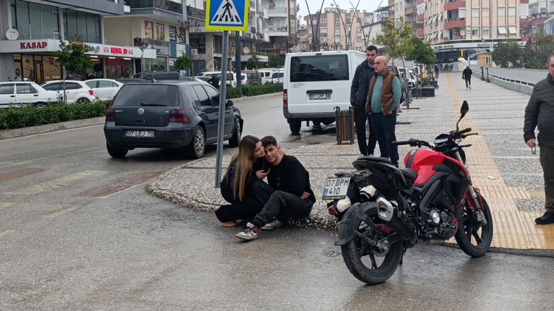 Antalya'da yaralanan motosiklet sürücüsünü kız arkadaşı teselli etti