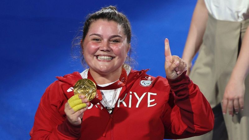 Öznur Cüre Girdi, yılın paralimpik kadın sporcusu seçildi